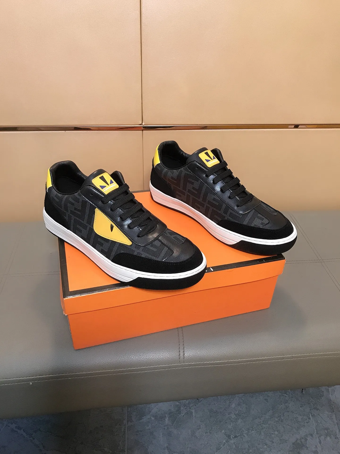 Ex-factory price 400 👟👟💎Fendi [Fendi] men's new high-top casual shoes are on the market 🔥The shoe body is made of brand-specific embossed leather, sheepskin lining, breathable and does not cover the feet! Fashionable casual shoes 🙈Non-slip and wear-resistant outsole👣 Standard size 38-44